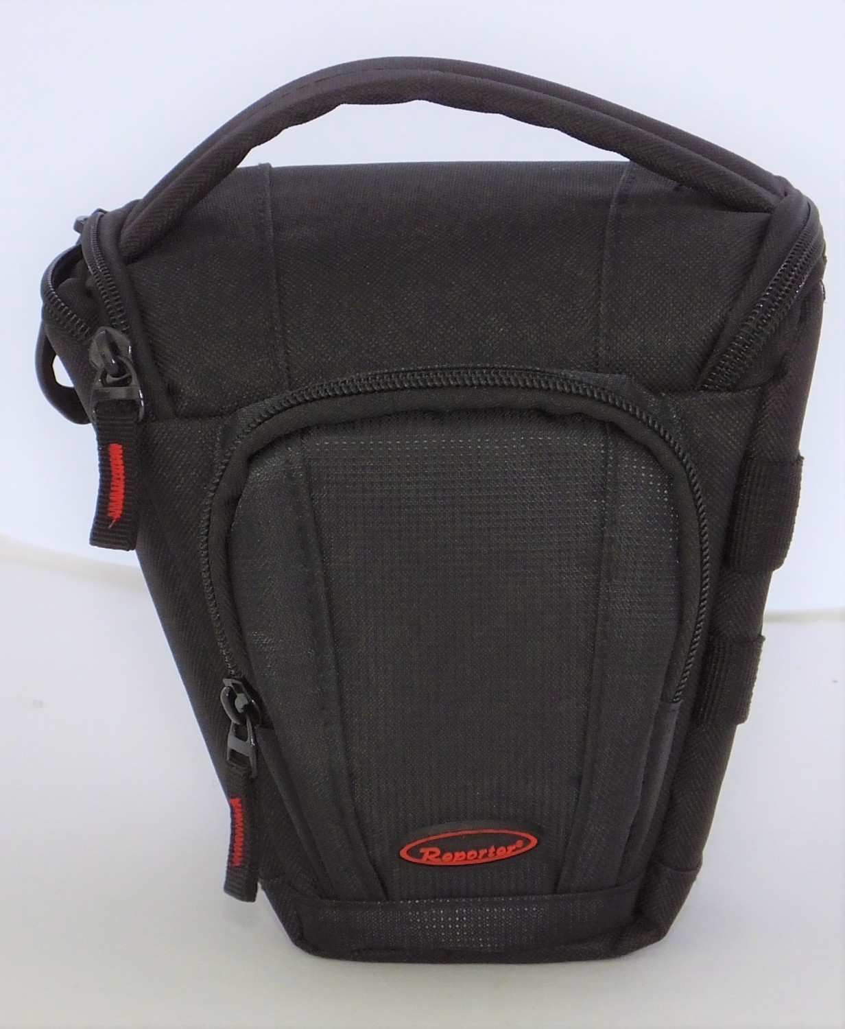 Borsa nera per fotocamera con logo rosso "Reporter" e cerniere.