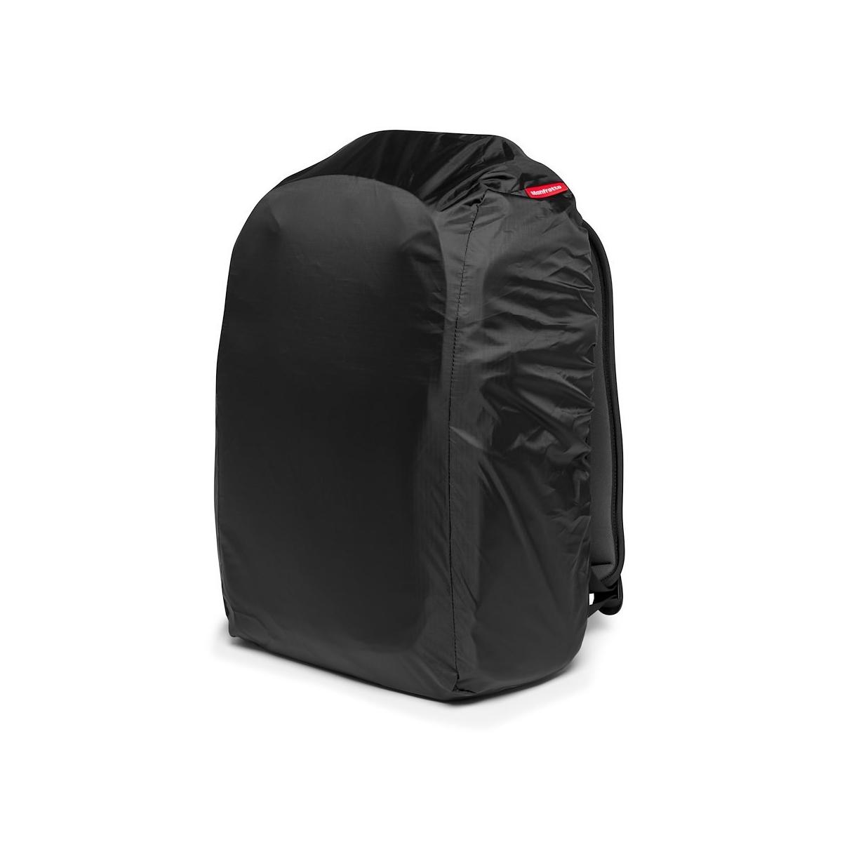 Zaino nero con logo rosso sul lato destro.