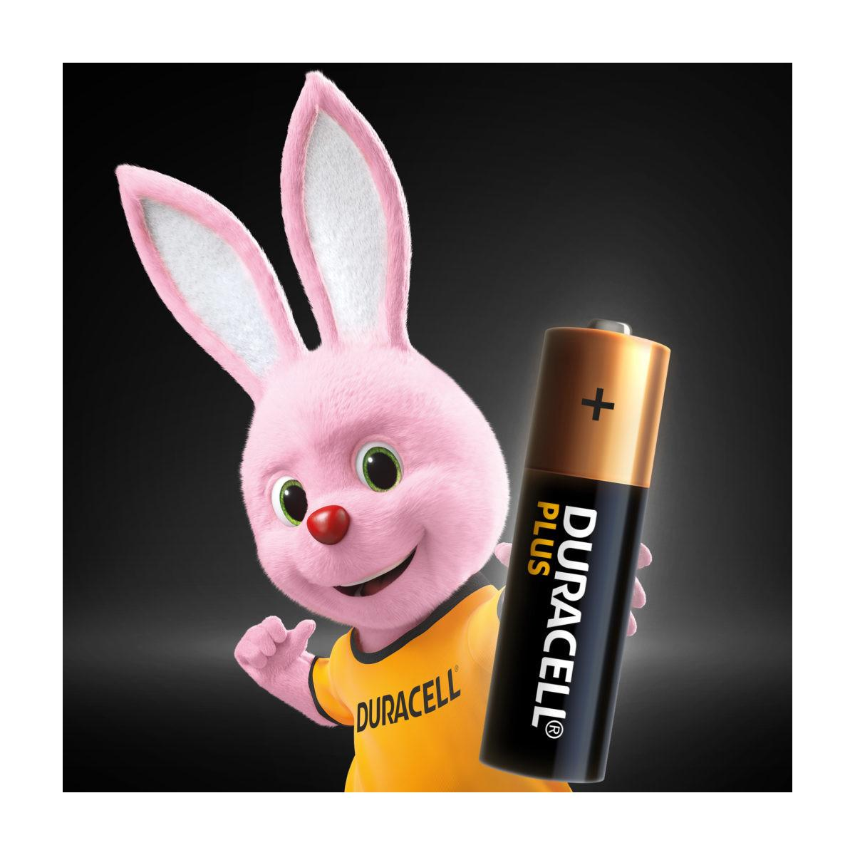 Ein rosa Hase in einem gelben T-Shirt hält eine Duracell-Batterie.