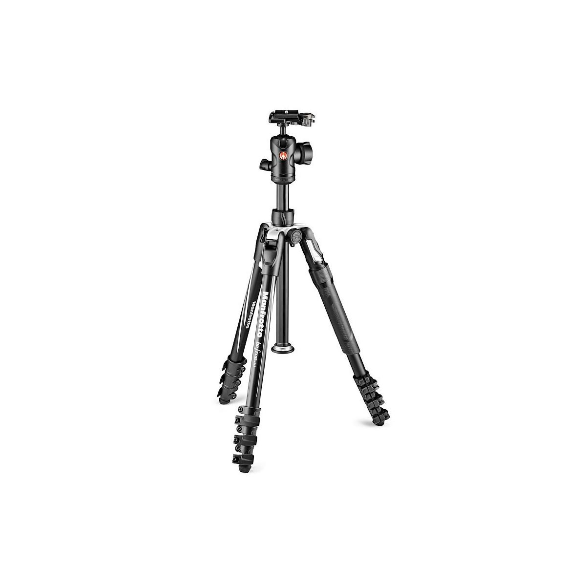 Un trípode Manfrotto negro con rótula sobre fondo blanco.
