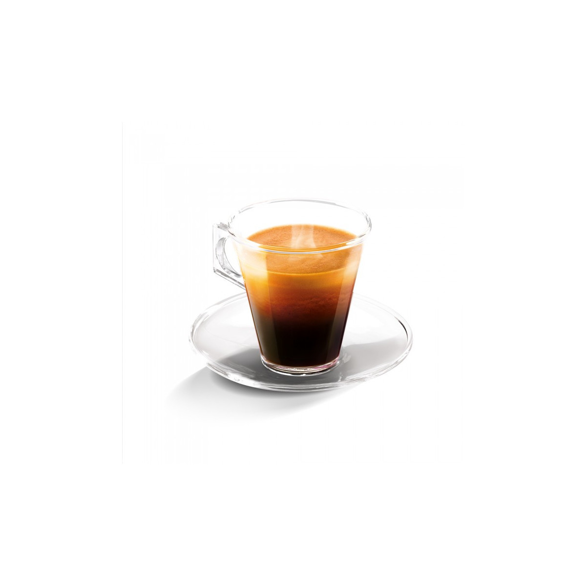 Un bicchiere con caffè e crema è su un piattino. Vapore sale dal caffè.