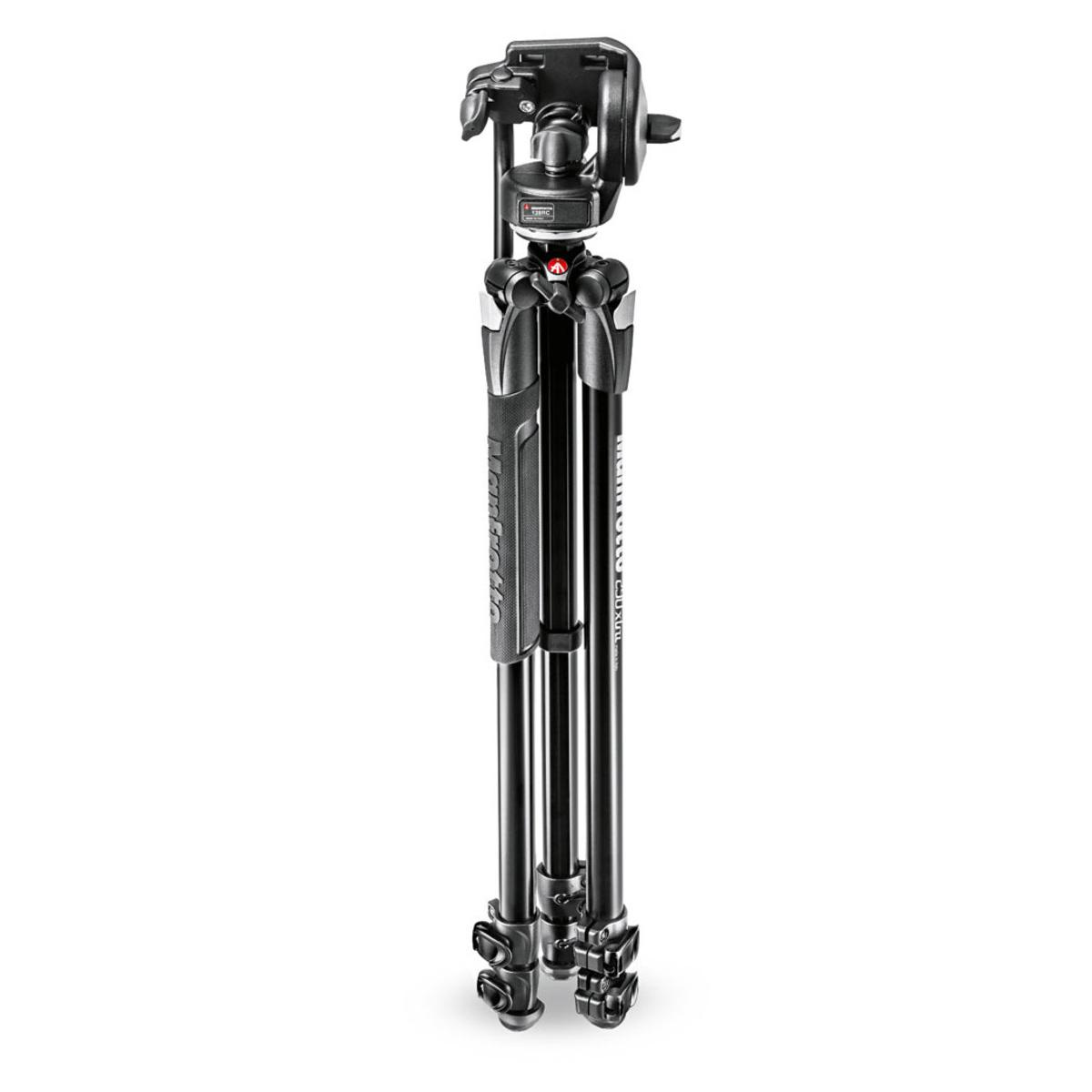 Ein schwarzes Manfrotto Stativ mit drei Beinen, zusammengeklappt, mit Kamerahalterung.