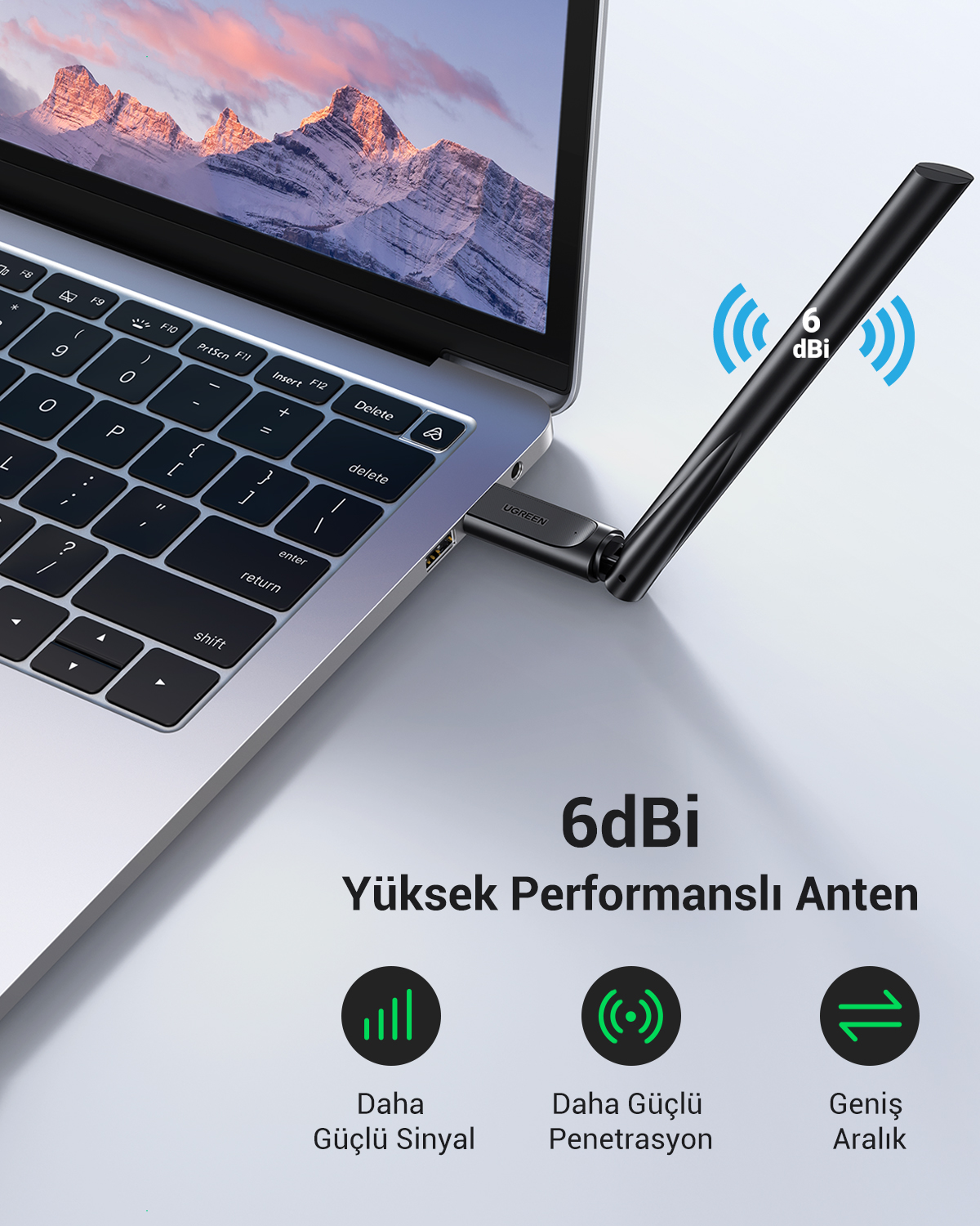 Antenli siyah USB Wi-Fi adaptörü bir dizüstü bilgisayara takılıdır.