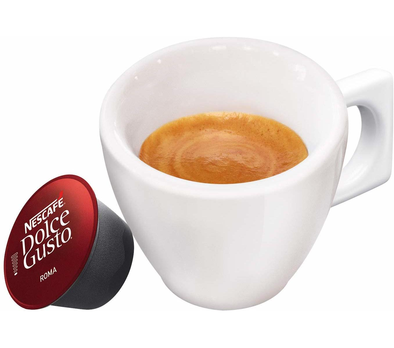 Eine weiße Espressotasse mit Kaffee und eine rote Nescafé Dolce Gusto Kapsel.
