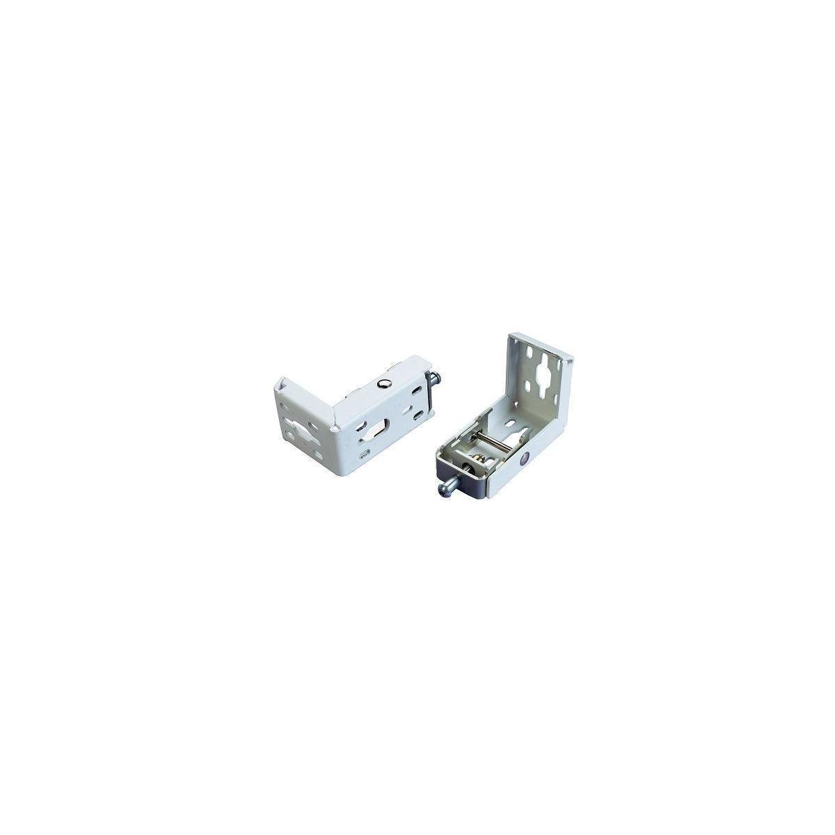 Due staffe metalliche bianche per tende con viti su sfondo bianco.