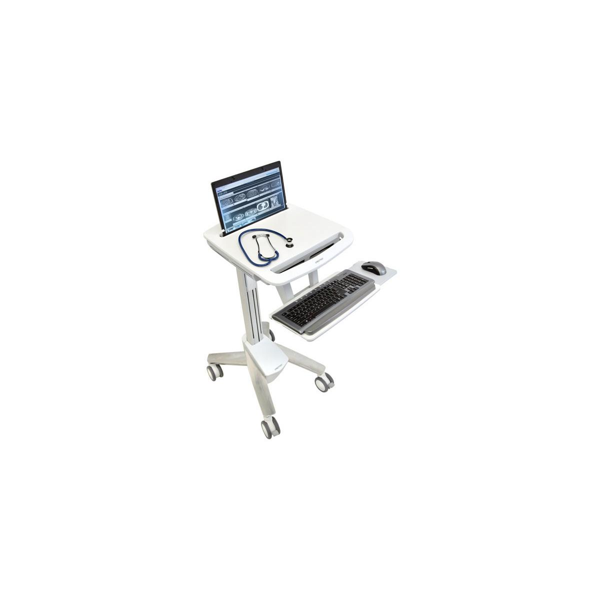 Ein weißer medizinischer Computertrolley mit Laptop, Tastatur, Maus und Stethoskop.
