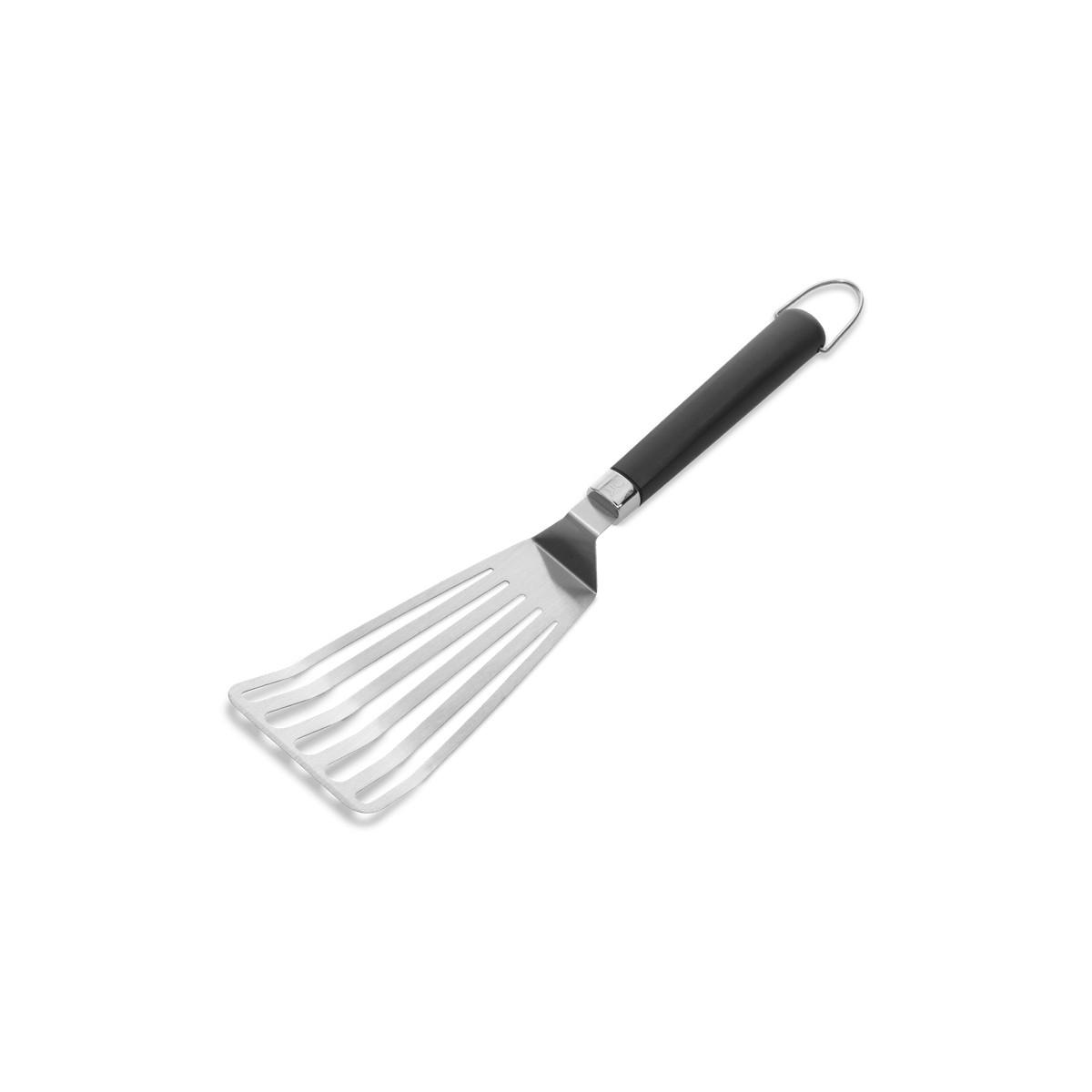 Una espátula para pescado ranurada de metal con mango negro.