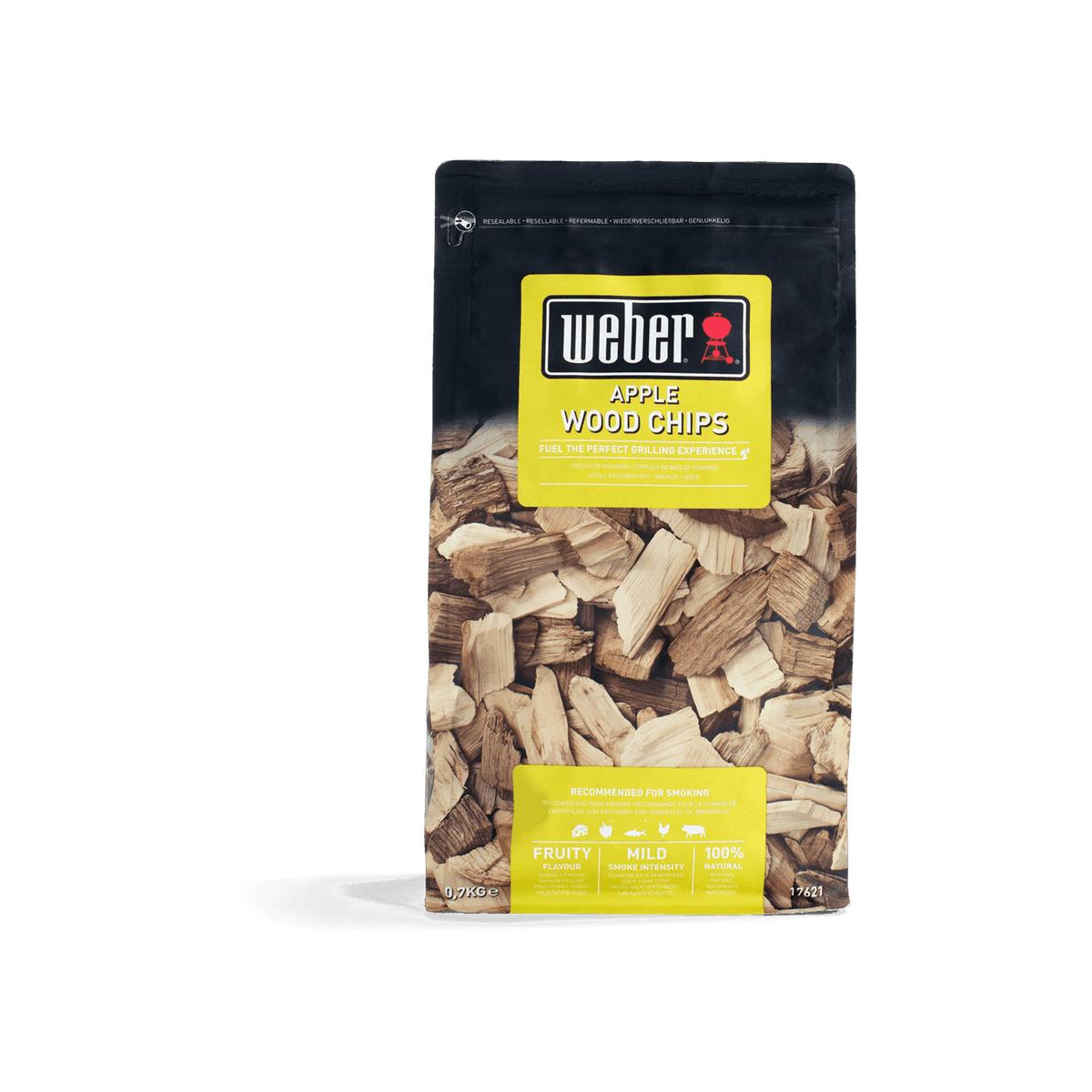 Una bolsa de virutas de madera de manzano Weber con etiquetas que indican afrutado, suave y natural.