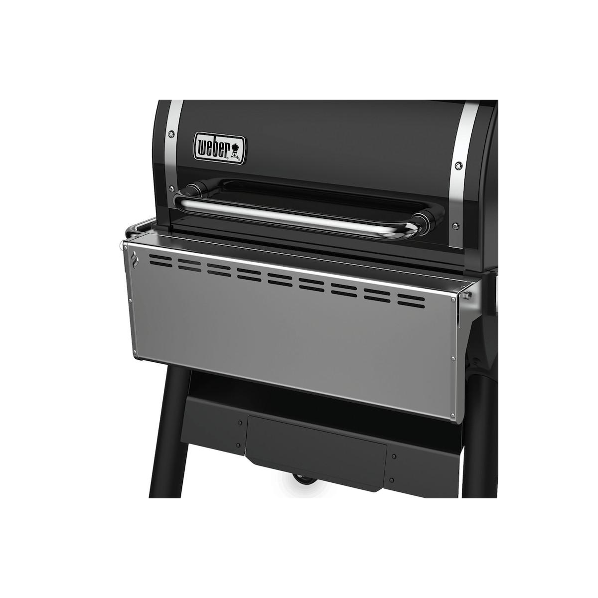 Ein schwarzer Weber Grill mit silbernem Hitzeschild und Chromgriff.