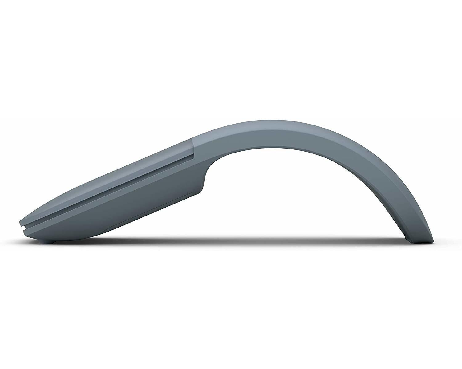 Un mouse grigio dalla forma curva su sfondo bianco.