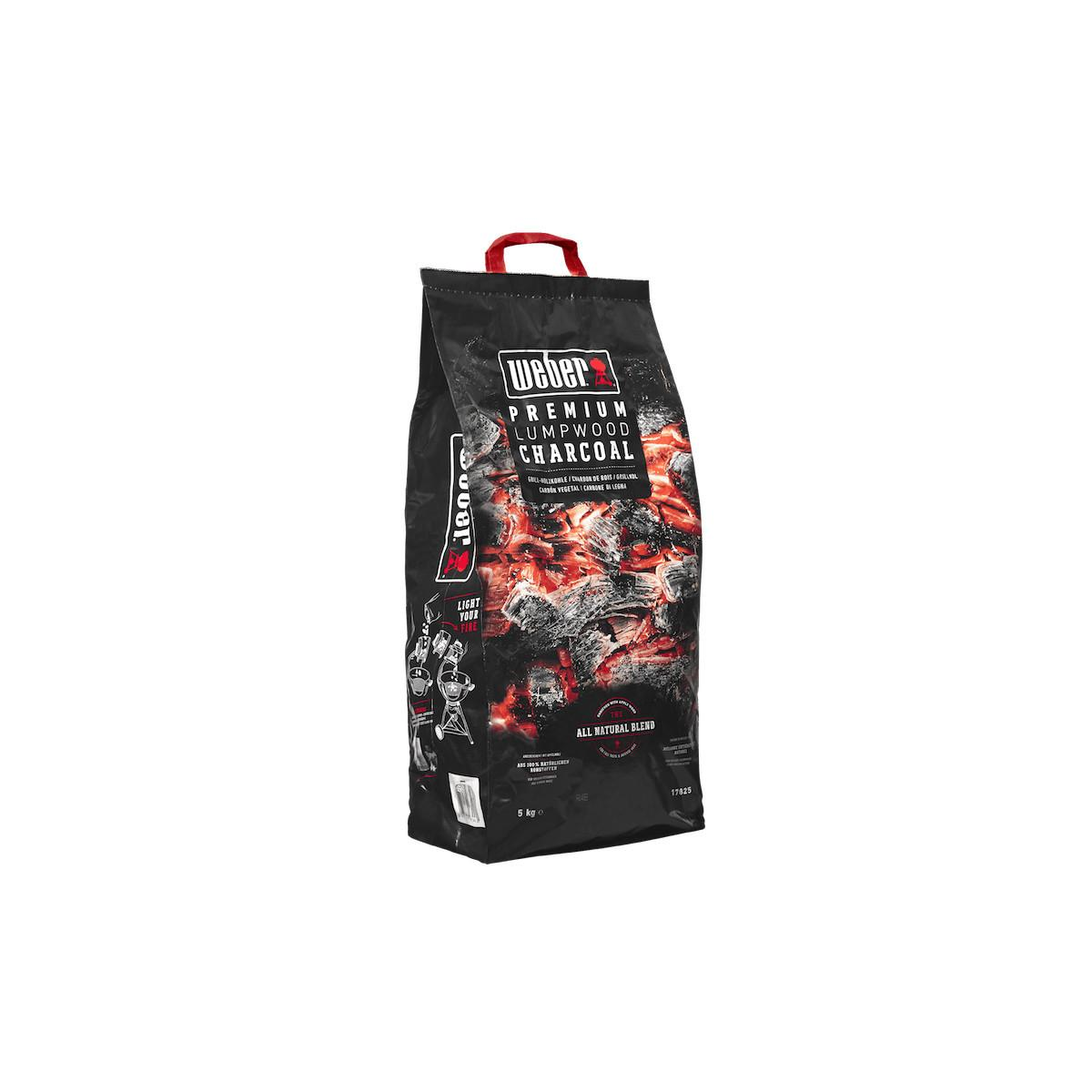 Sacco nero di carbonella Weber Premium con manico rosso e braci ardenti.