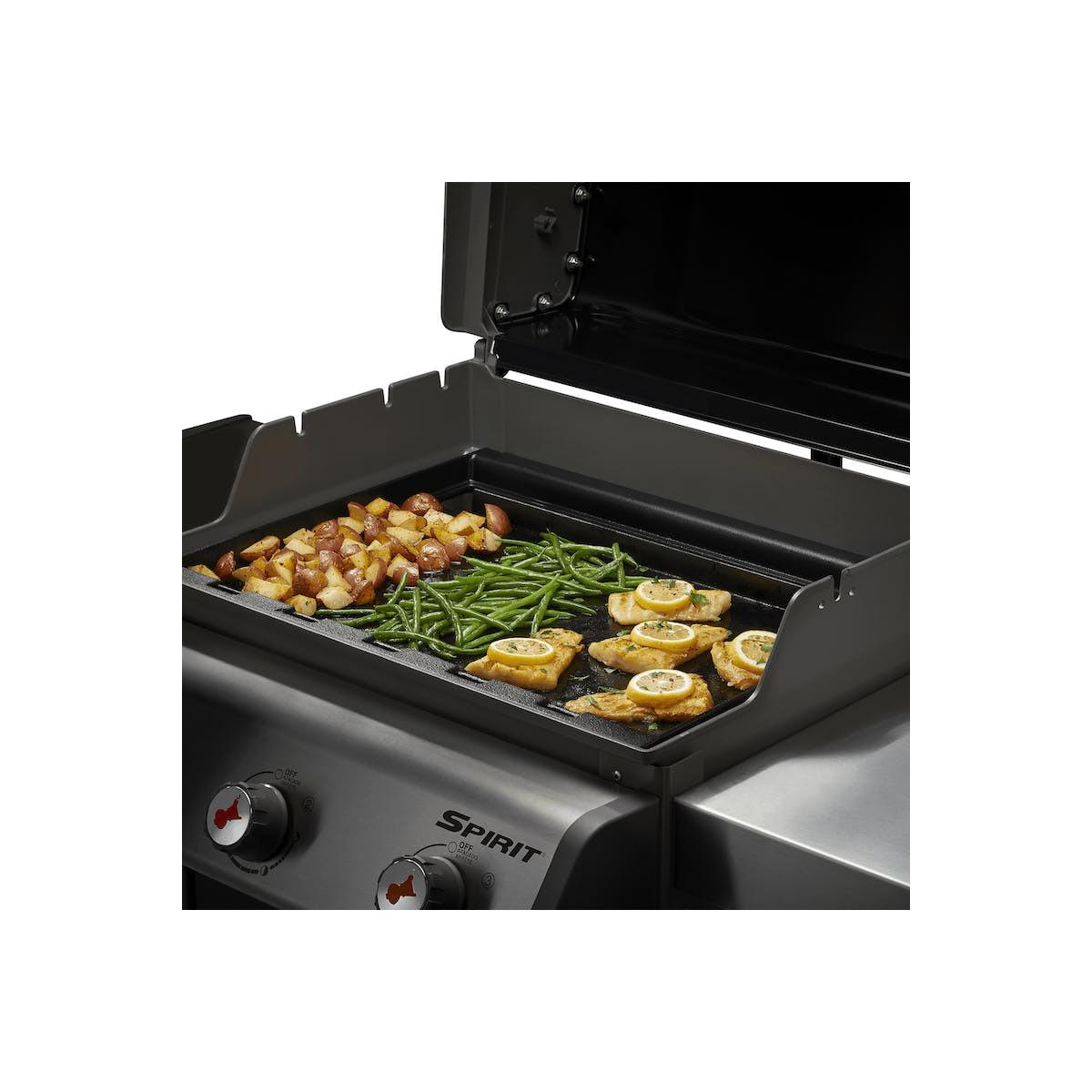 Grill z ziemniakami, fasolką szparagową i rybą z plasterkami cytryny.
