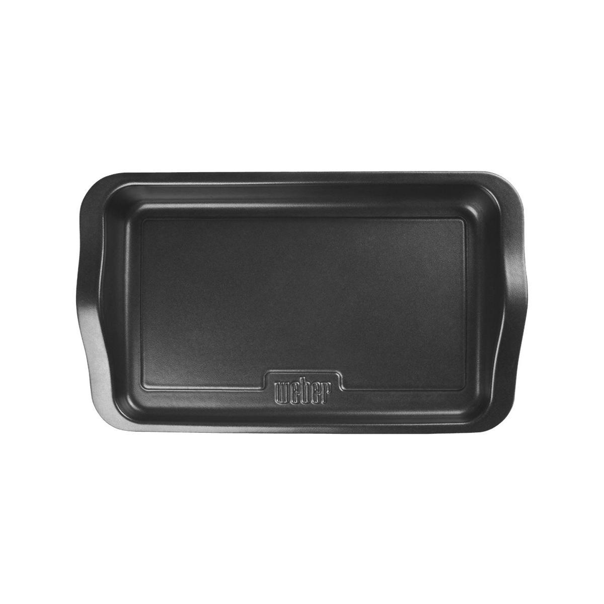 Una bandeja para hornear rectangular y oscura con el logo de Weber.