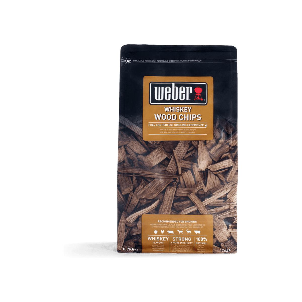 Una bolsa de Weber Whiskey Wood Chips, llena de virutas de madera para asar.