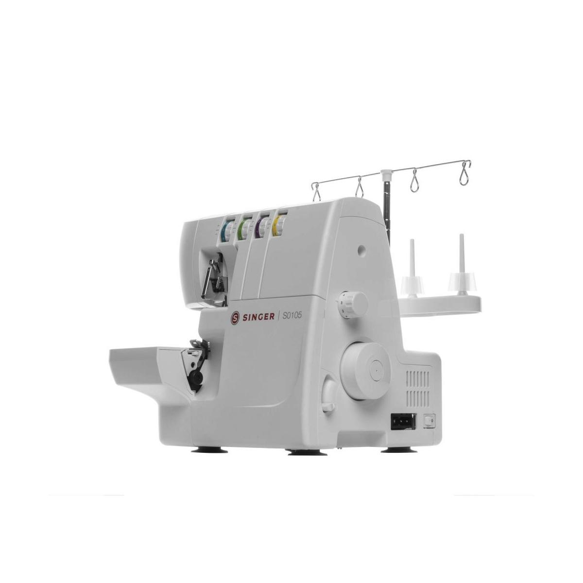 Una máquina de coser overlock Singer S0105 blanca con guías de hilo y agujas.