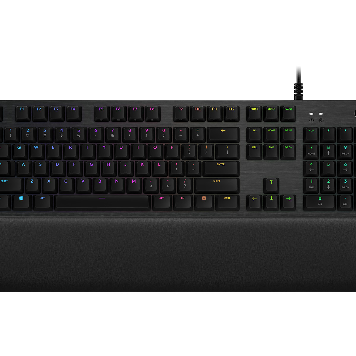 Un teclado negro con retroiluminación RGB y un reposamuñecas.