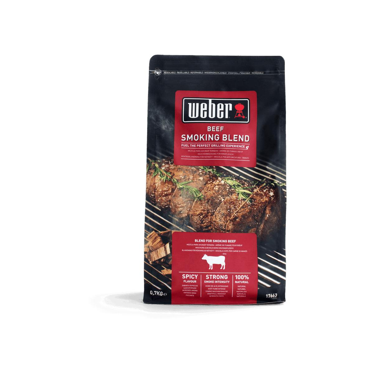 Mezcla ahumadora de ternera Weber con carne cruda y virutas de madera.