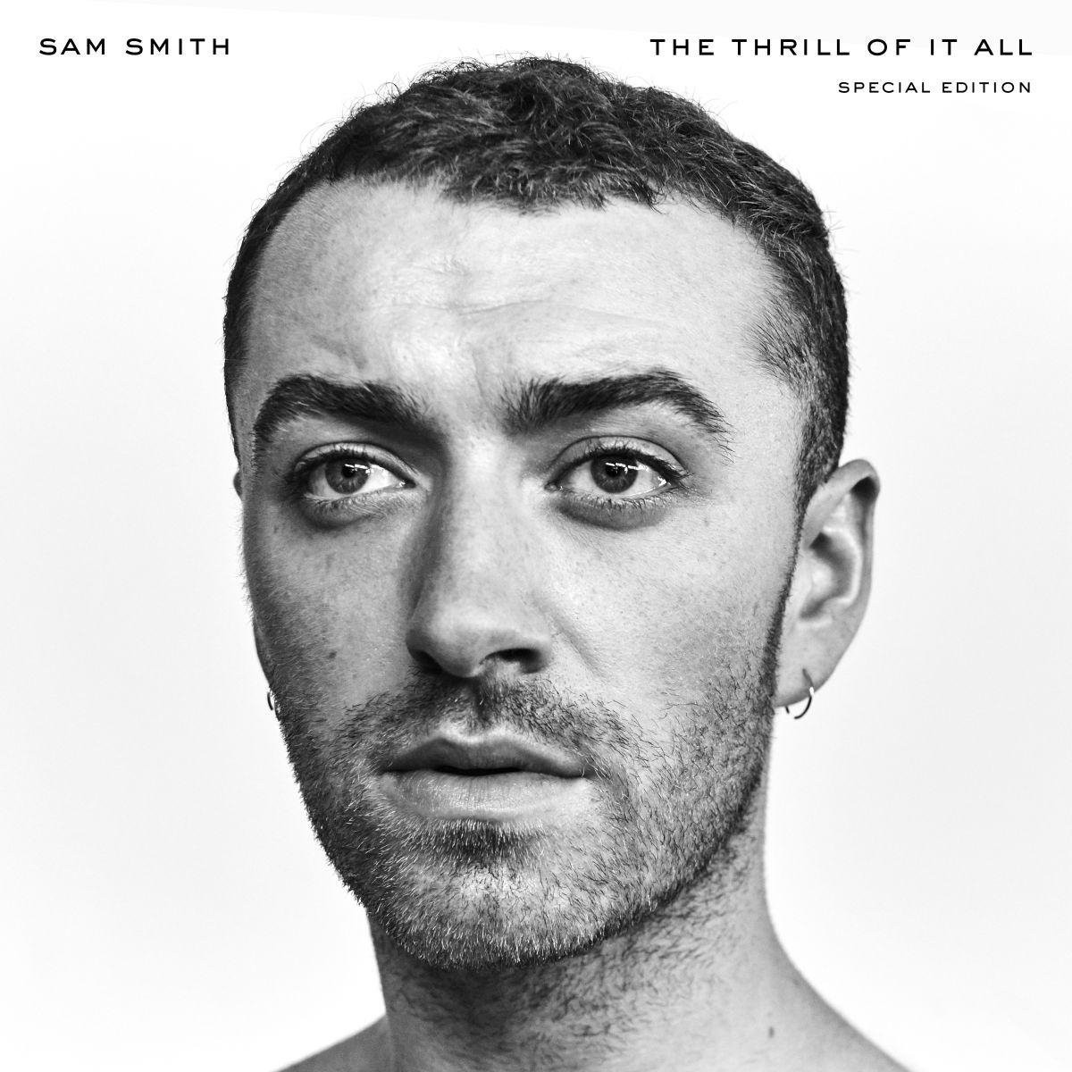Ritratto in bianco e nero di Sam Smith che mostra la parte superiore del viso.