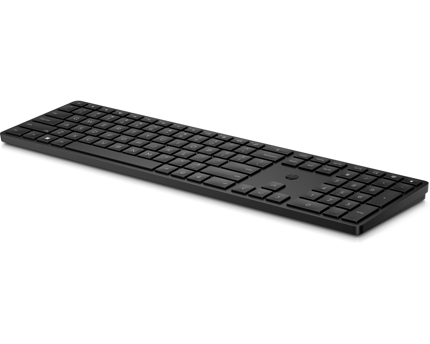Una tastiera HP nera con tastierino numerico, su sfondo bianco.