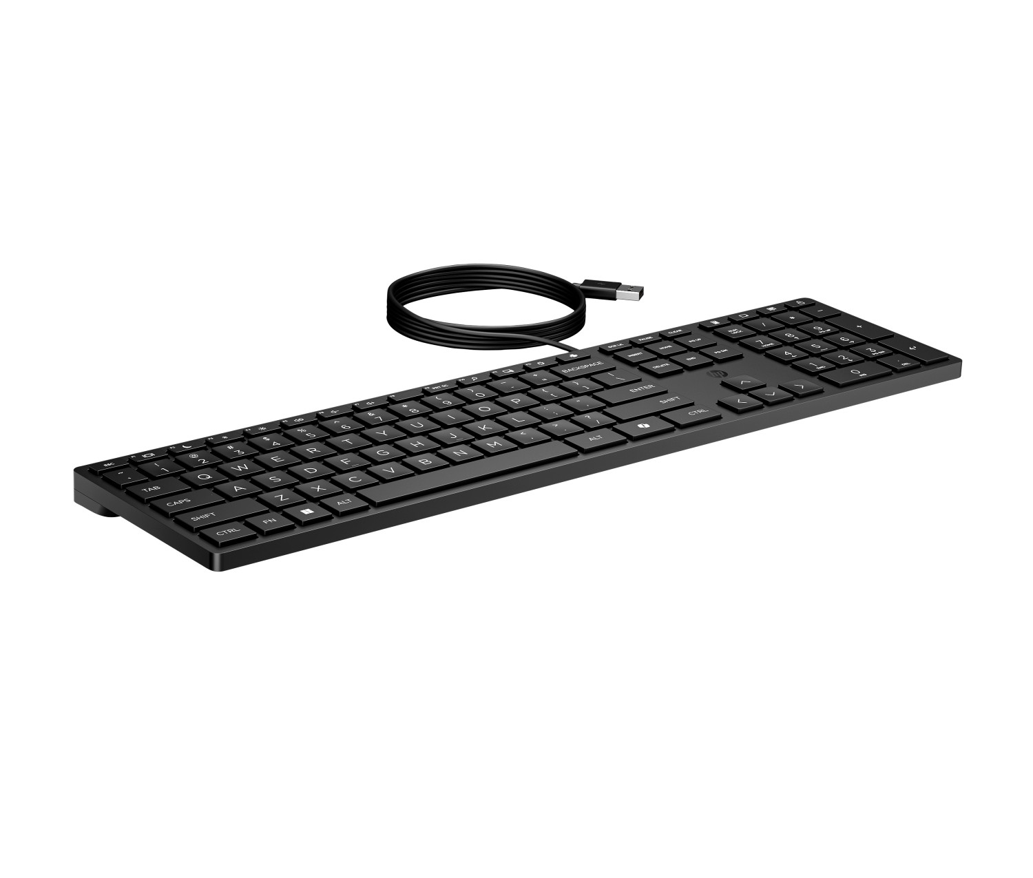 Un teclado negro con cable y cable USB enrollado descansa sobre fondo blanco.