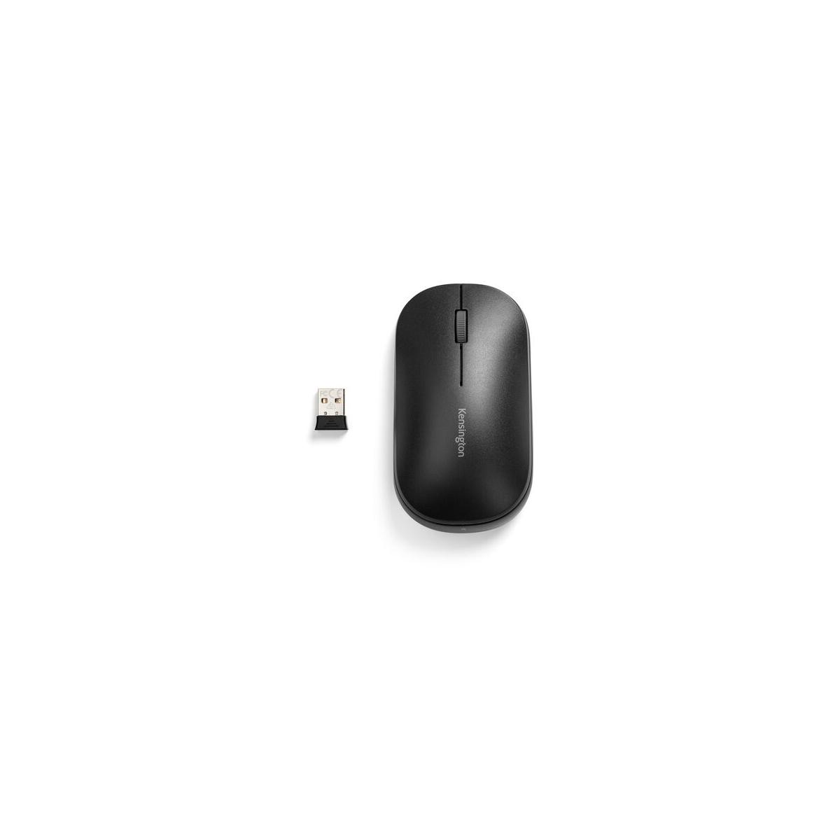 Zwarte draadloze muis en USB-ontvanger op witte achtergrond.