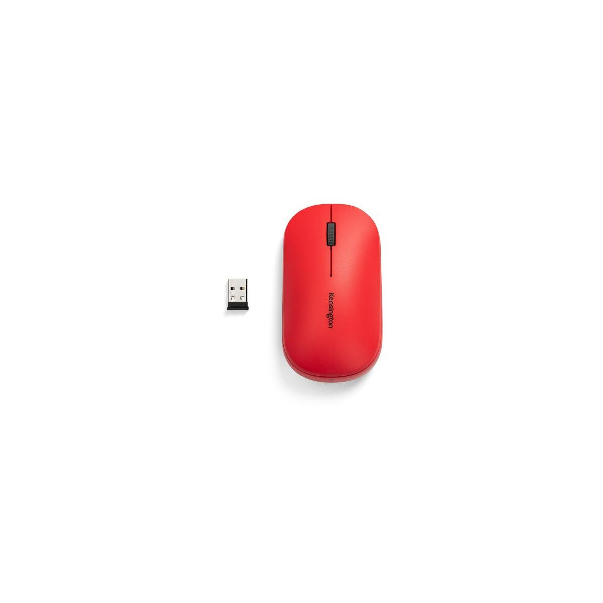 Un mouse rosso e un ricevitore USB su sfondo bianco.
