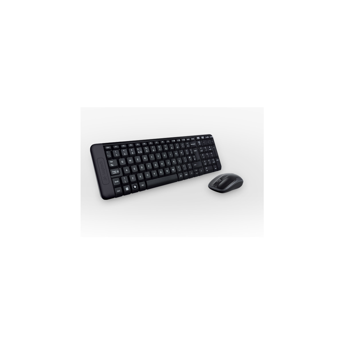 Un teclado y ratón Logitech negros se sientan uno al lado del otro.
