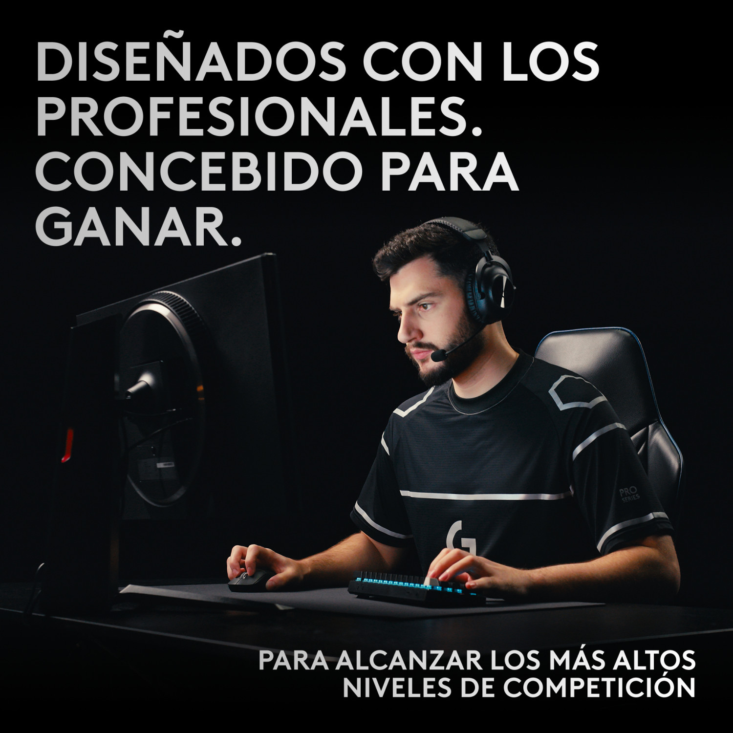 Un gamer con auriculares juega en un PC, texto en español.