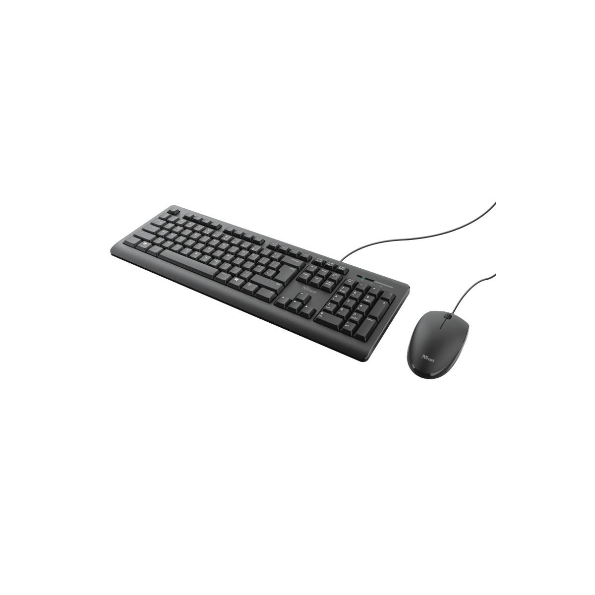 Tastiera e mouse neri cablati su sfondo bianco.