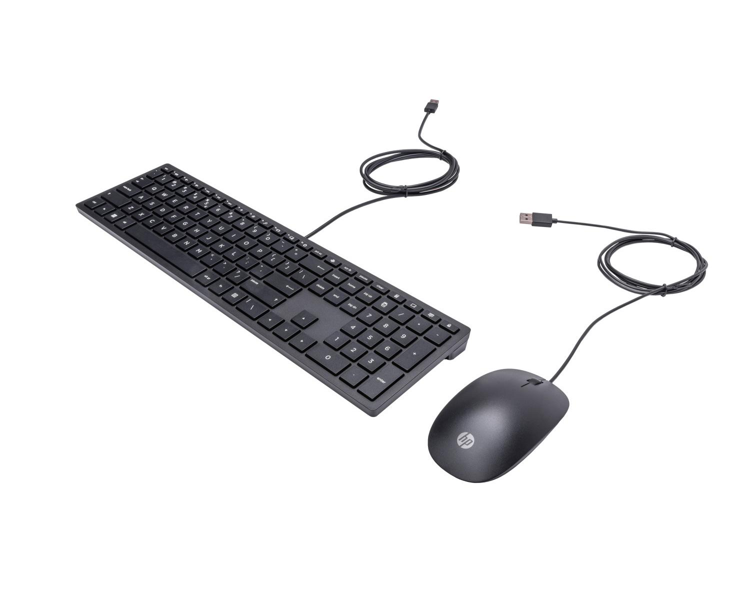 Tastiera e mouse HP neri su sfondo bianco. Entrambi sono cablati.