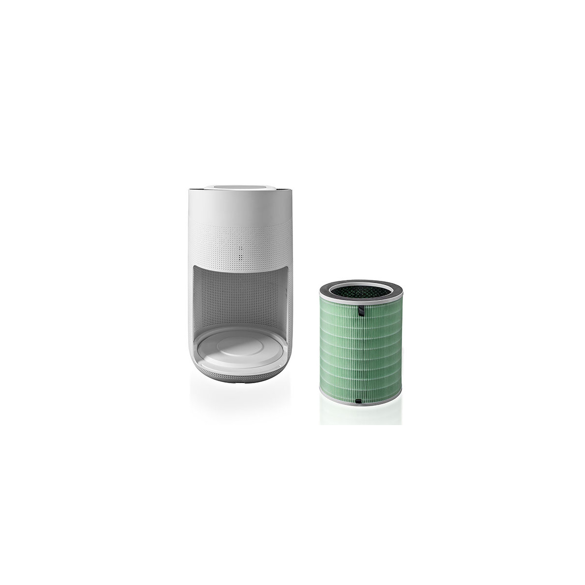 Un purificatore d'aria bianco e un filtro verde uno accanto all'altro.