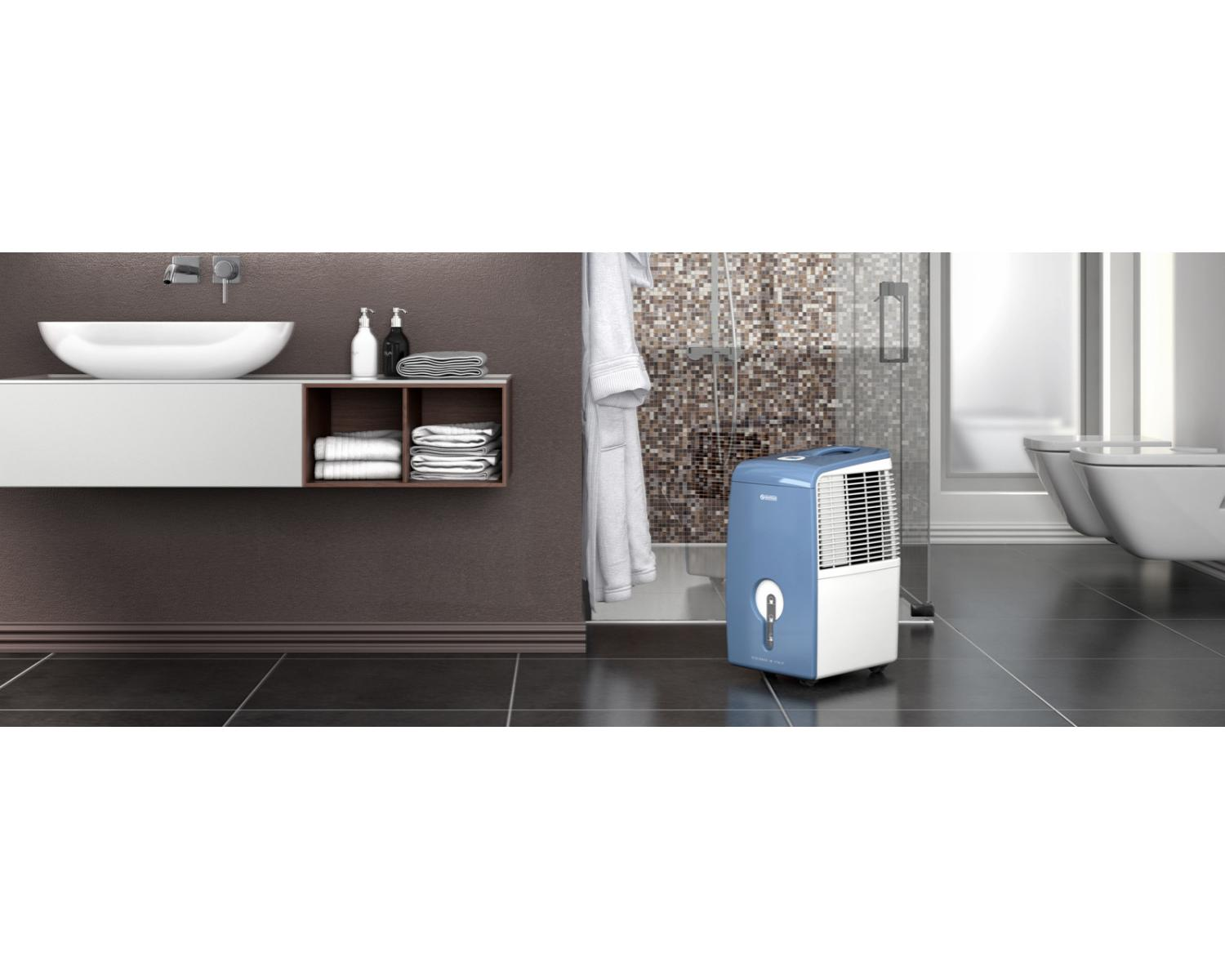 Un deumidificatore blu e bianco si trova in un bagno moderno accanto a un water.