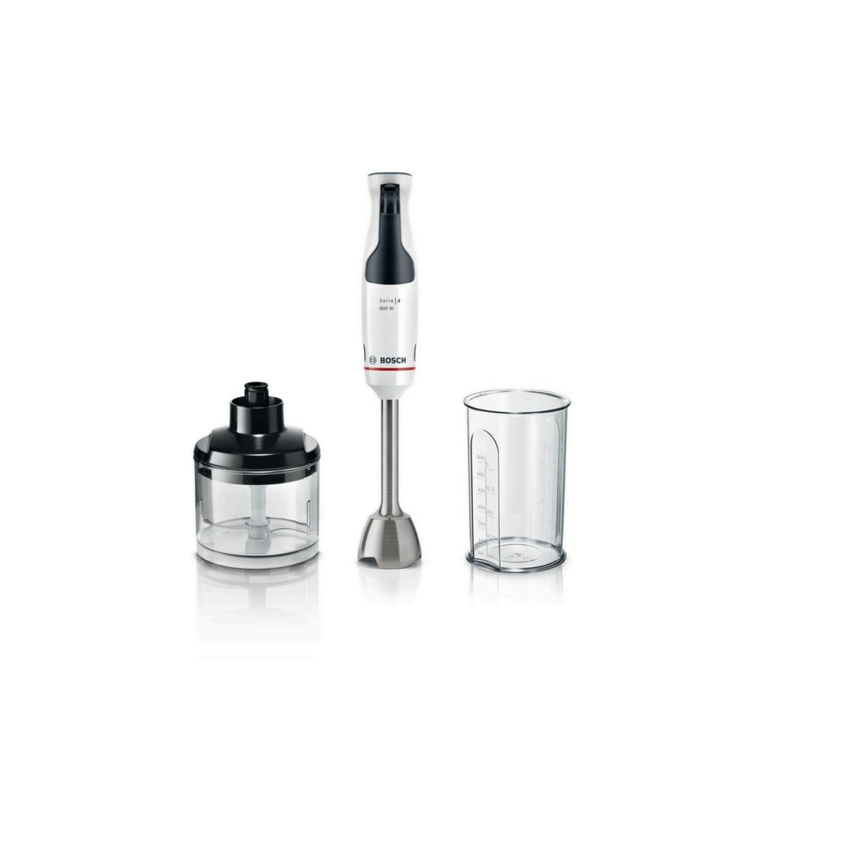 Een witte Bosch staafmixer met beker en hakker op witte achtergrond.