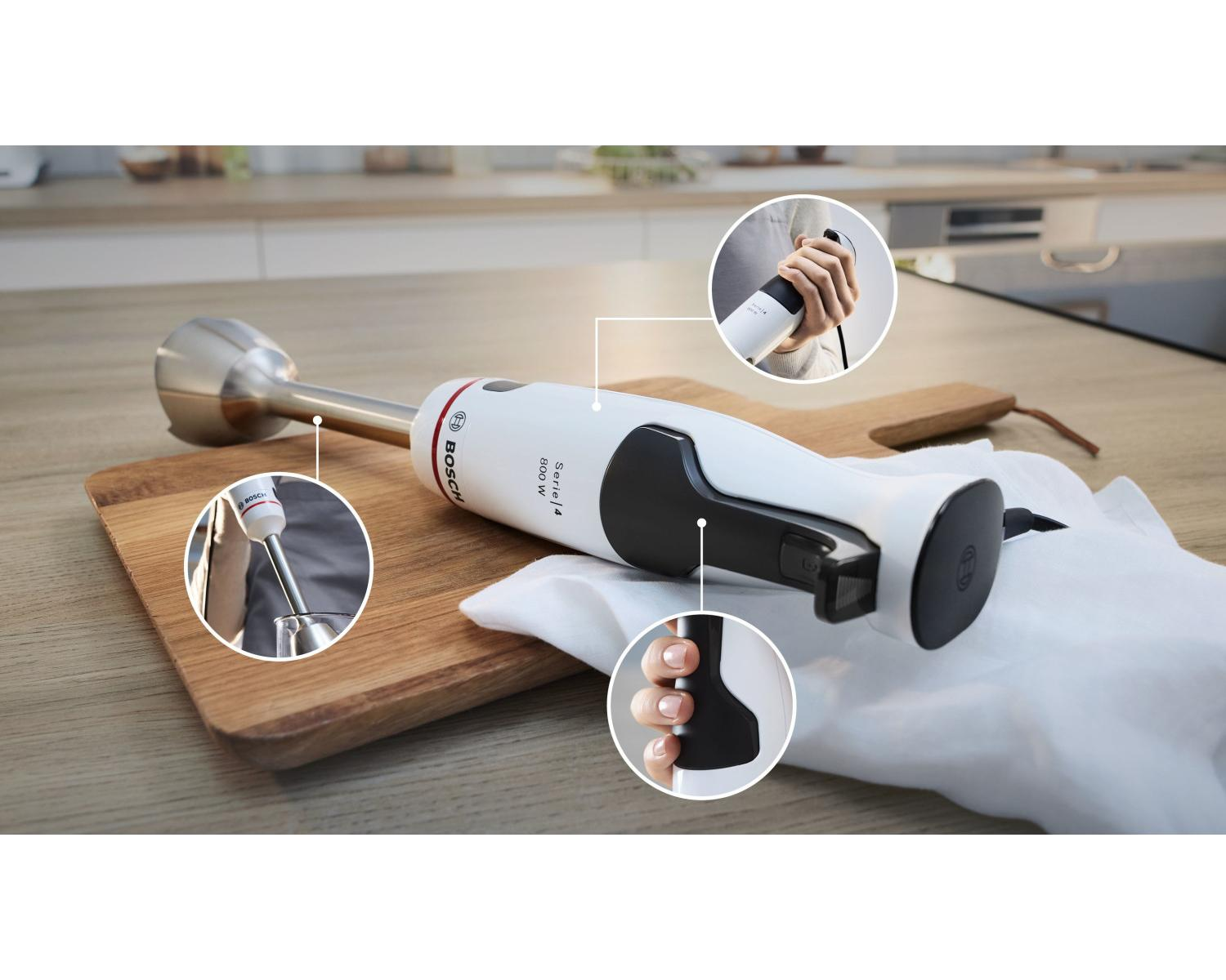 Een witte staafmixer met RVS voet op een houten plank. Close-ups tonen de bediening.