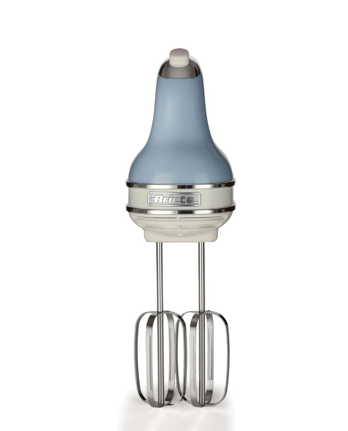 Ein hellblauer Handmixer mit Chromdetails und zwei Rührbesen.