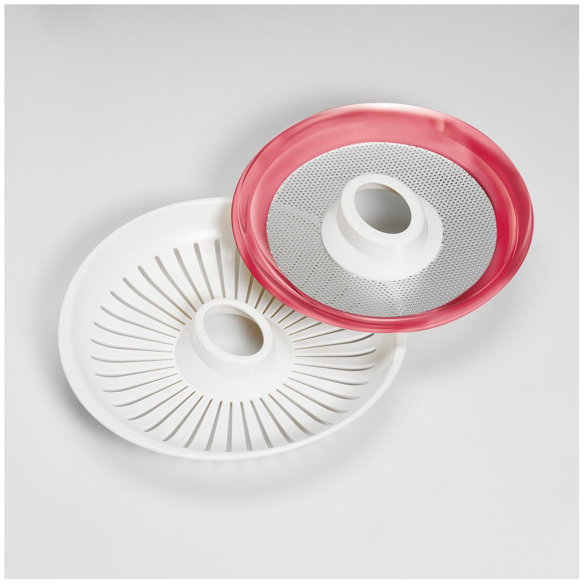 Ein weißer Plastik-Salatschleuder und ein Metallsieb mit rosa Rand und weißer Mitte.