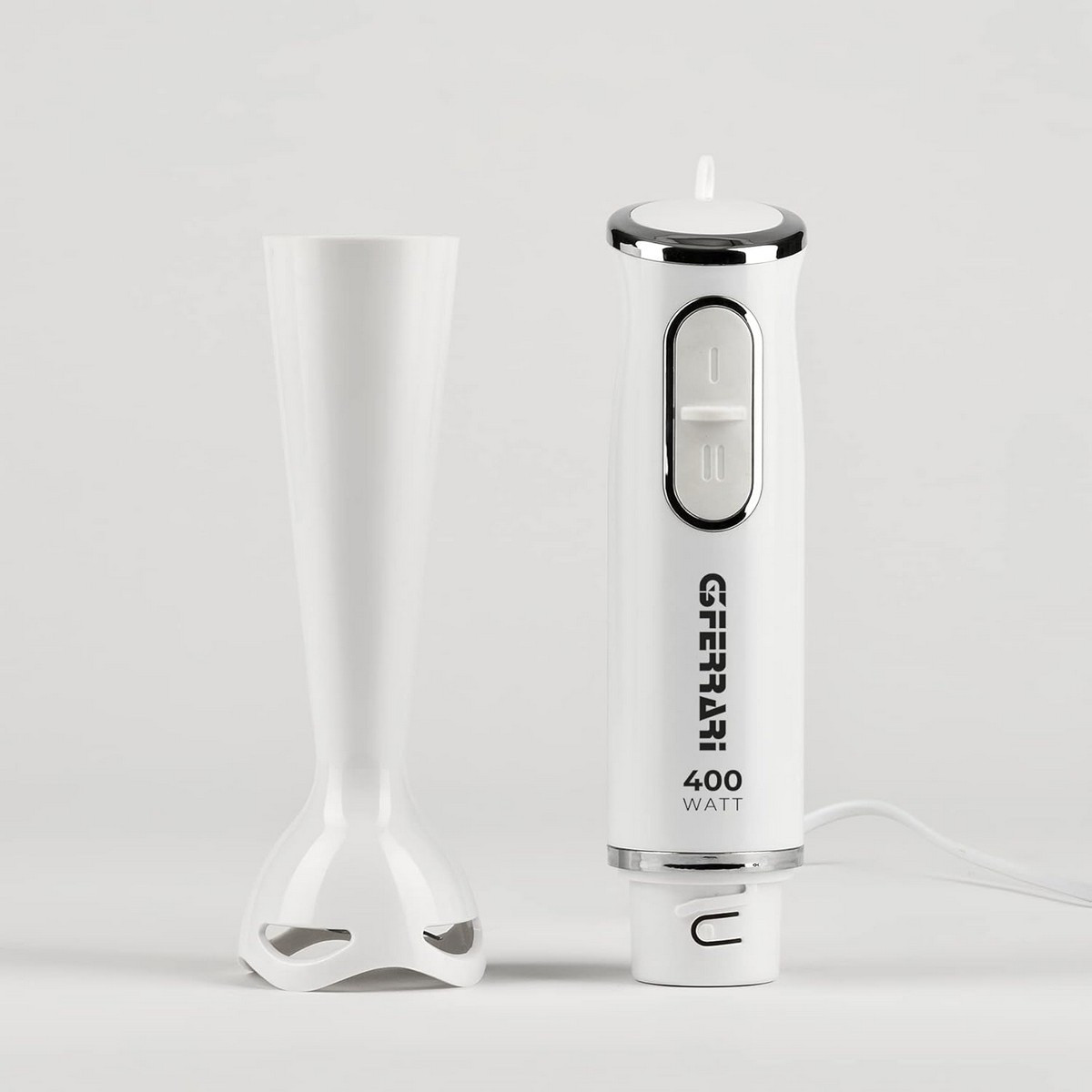 Un frullatore a immersione bianco con accessorio lama staccabile su sfondo bianco.