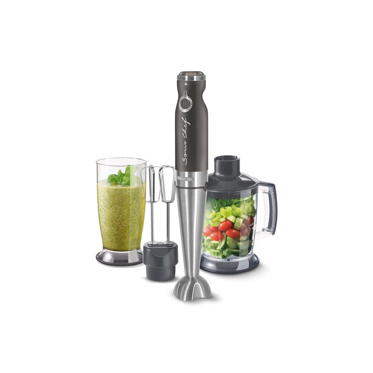 Un set frullatore a immersione con bicchiere, accessori e contenitore verdure.