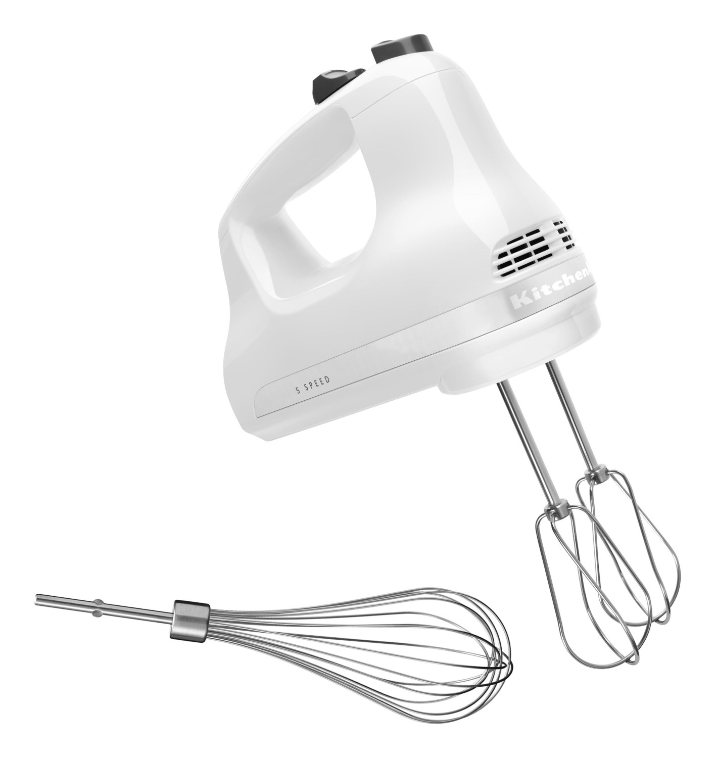 Ein weißer Handmixer mit zwei Rührbesen auf weißem Hintergrund.
