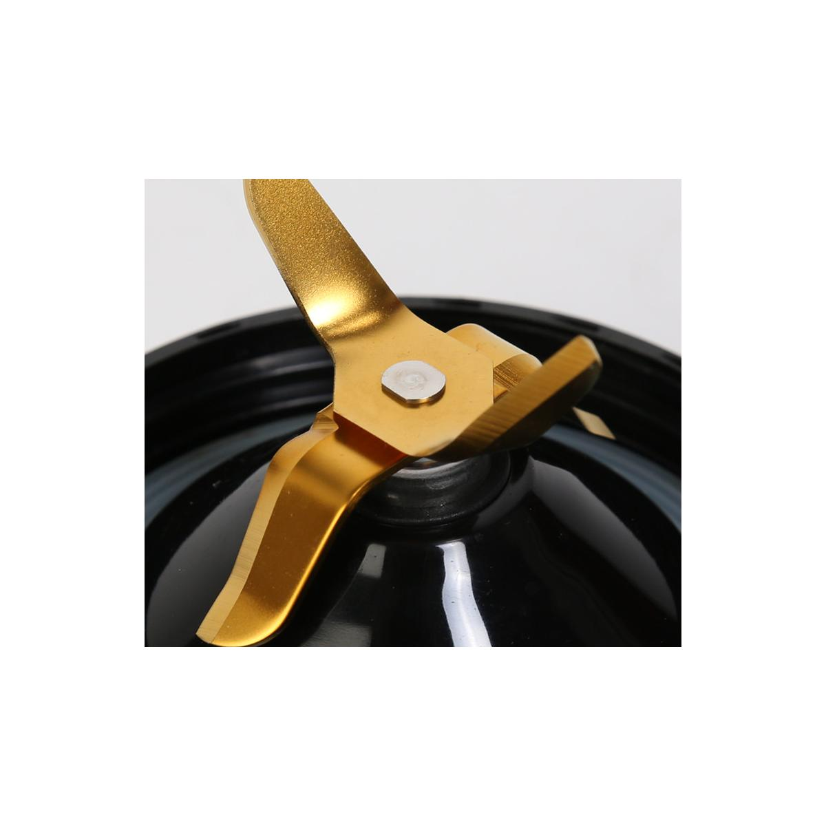 Gouden blenderblades op zwarte achtergrond, close-up.