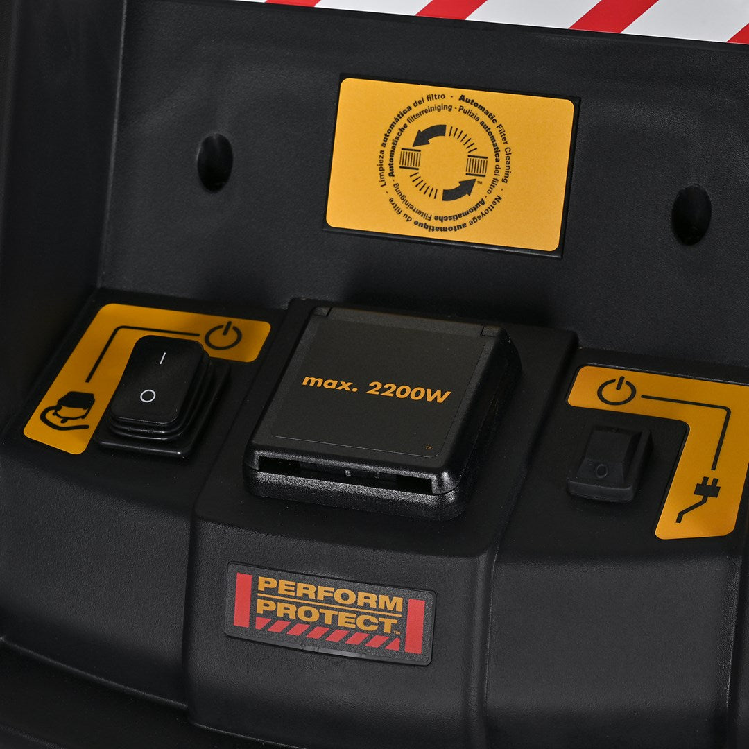 Un pannello di controllo nero con interruttori, una presa (max. 2200W) e un adesivo giallo.
