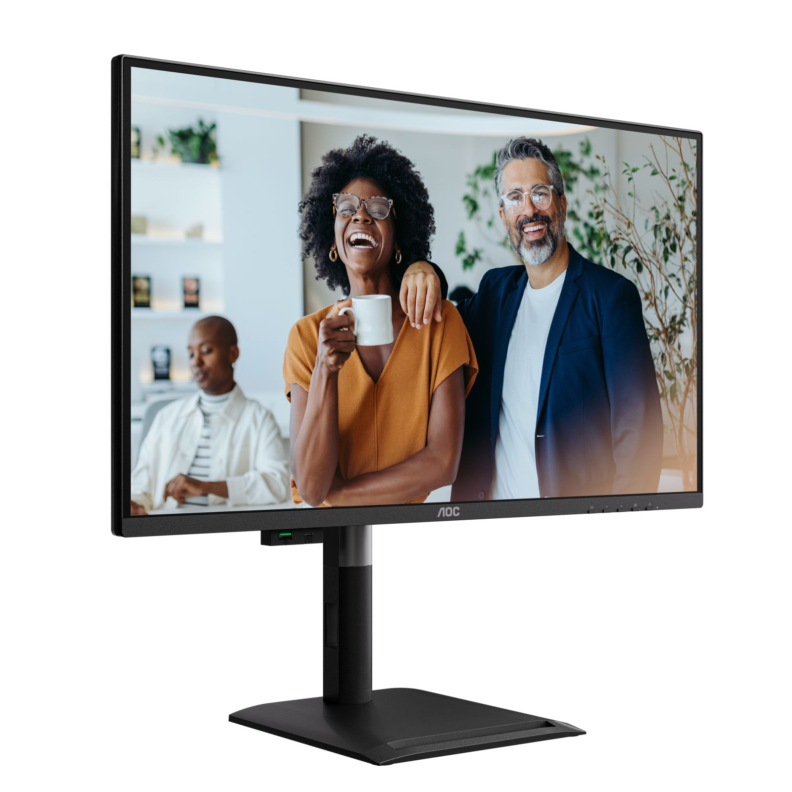 Due colleghi sorridenti davanti a un monitor, un terzo seduto sullo sfondo.