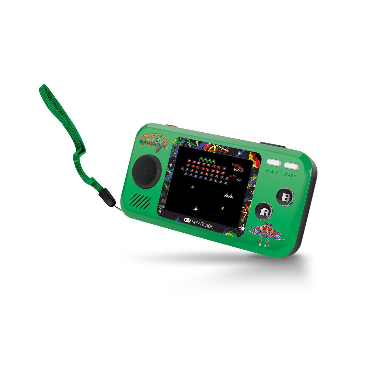 Un dispositivo di gioco portatile verde con cinturino, che mostra un gioco sparatutto spaziale retrò.
