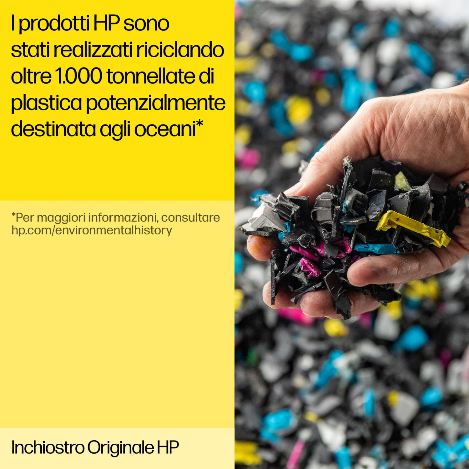 Eine Hand hält zerkleinerte schwarze, blaue, rosa und gelbe Plastikteile. Hintergrund voller Granulat.