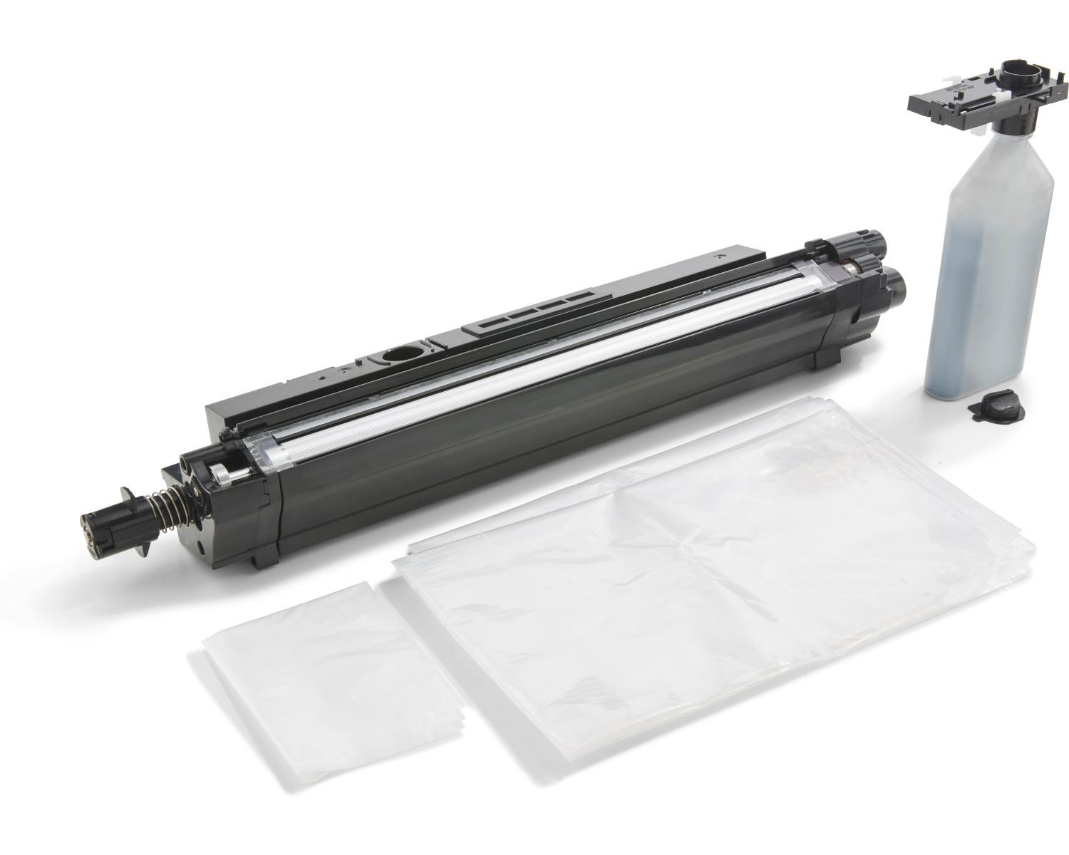 Una cartuccia toner stampante nera con sacchetti di plastica trasparenti e una bottiglia di inchiostro blu.