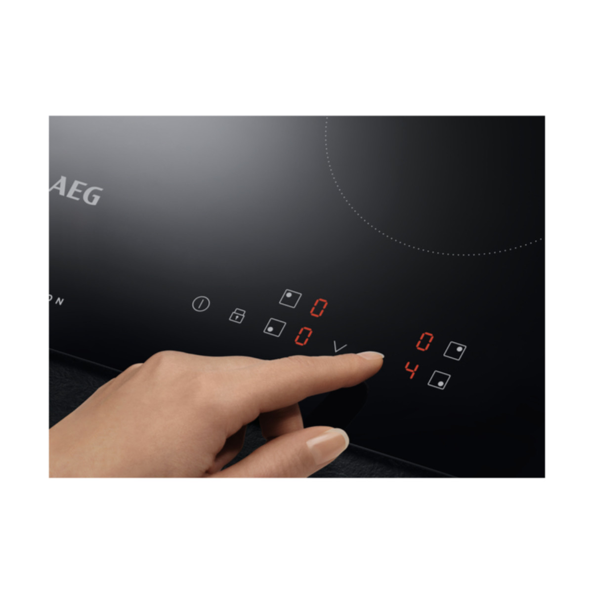 Una mano aziona un piano cottura a induzione AEG con display digitali.