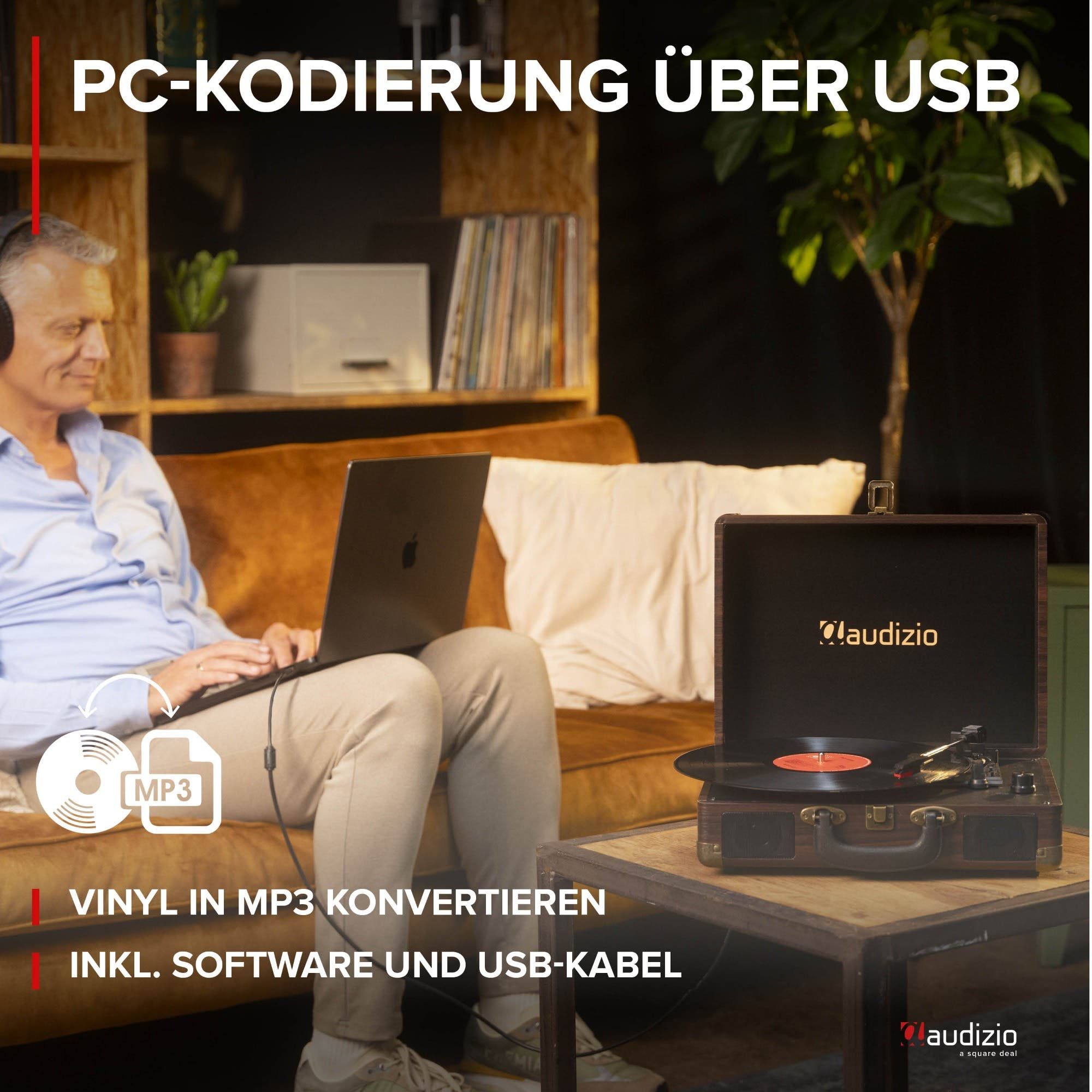 Mann konvertiert Vinyl über Laptop und Plattenspieler zu MP3.