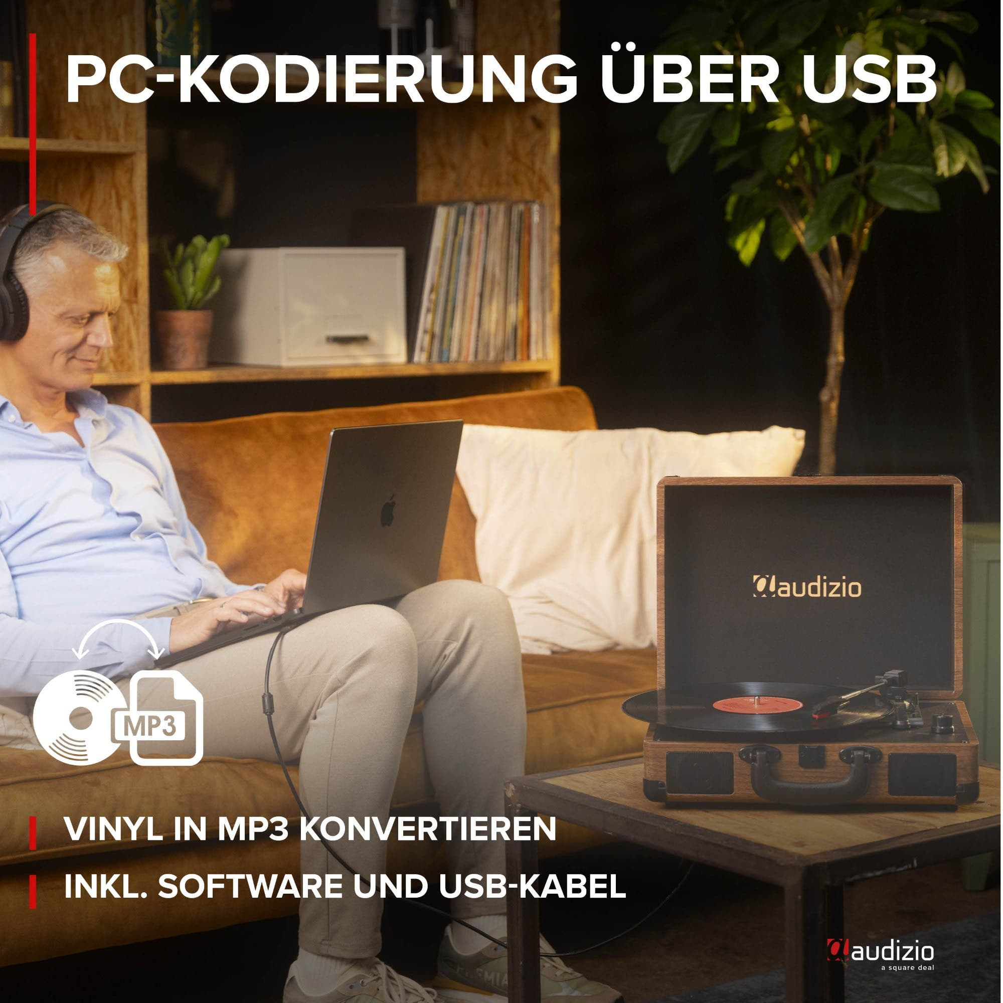 Mann mit Kopfhörern konvertiert Vinyl in MP3 über Laptop und Plattenspieler.