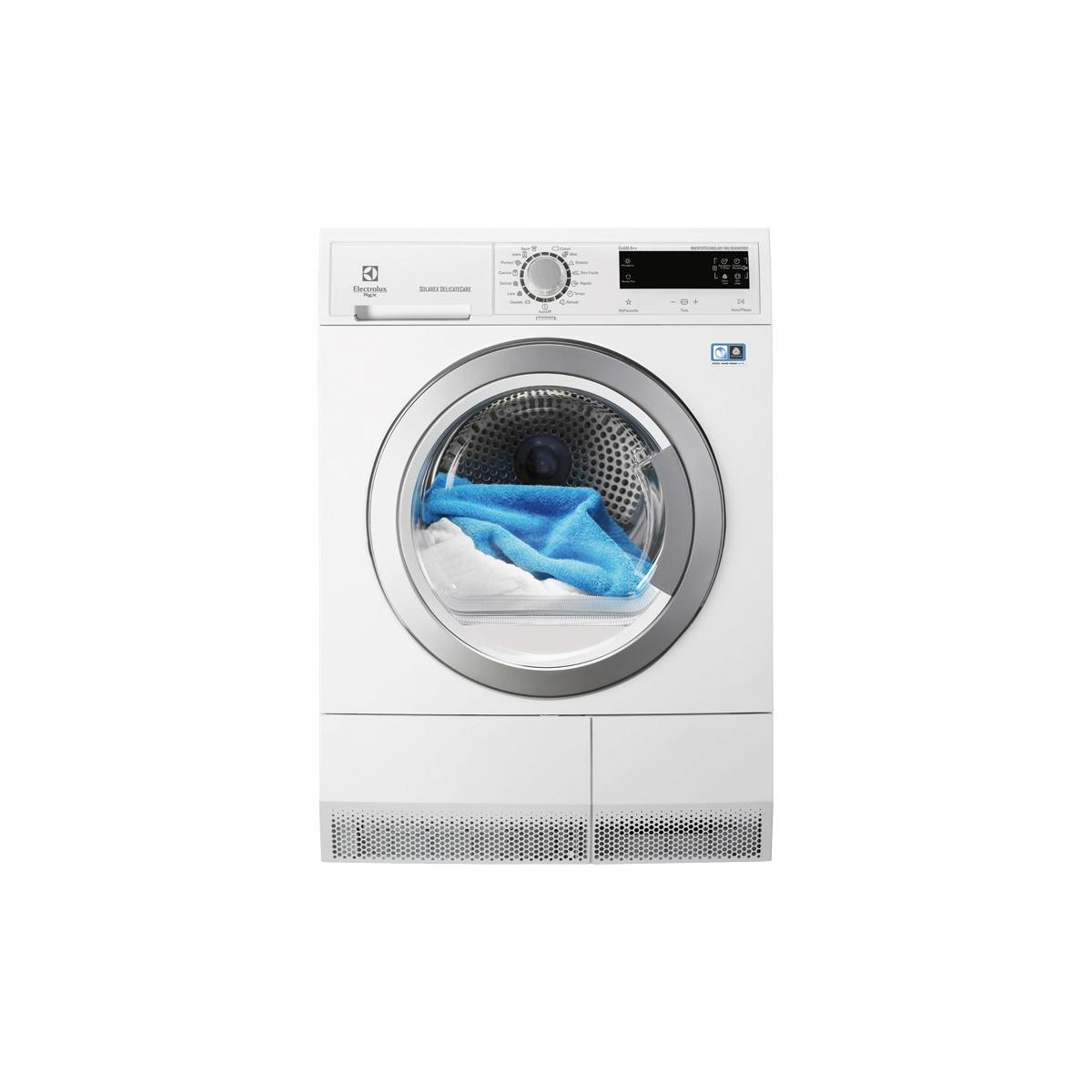 Asciugatrice Electrolux bianca con asciugamano blu e bianco all'interno.