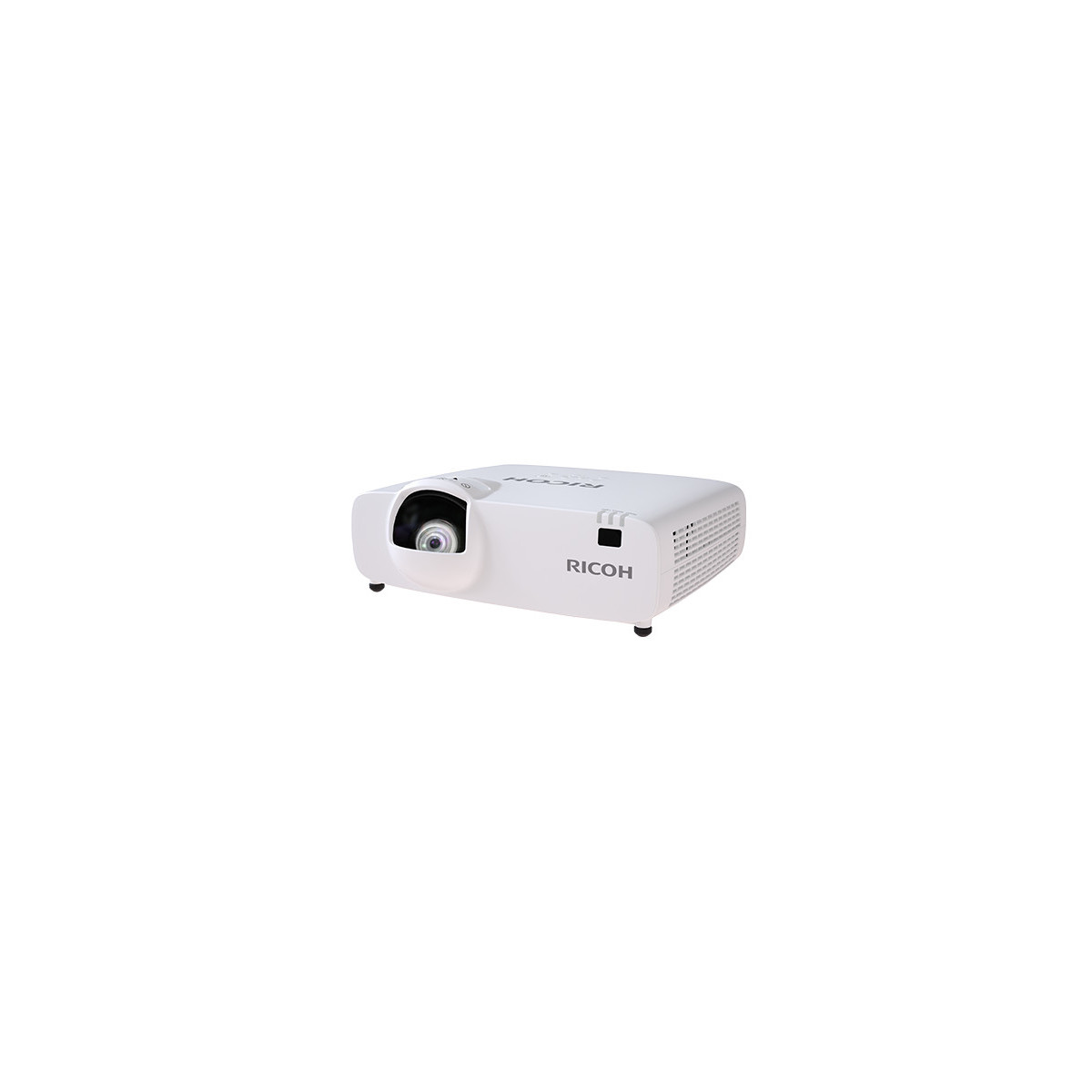 Un projecteur RICOH blanc avec objectif à gauche, posé sur des pieds noirs.